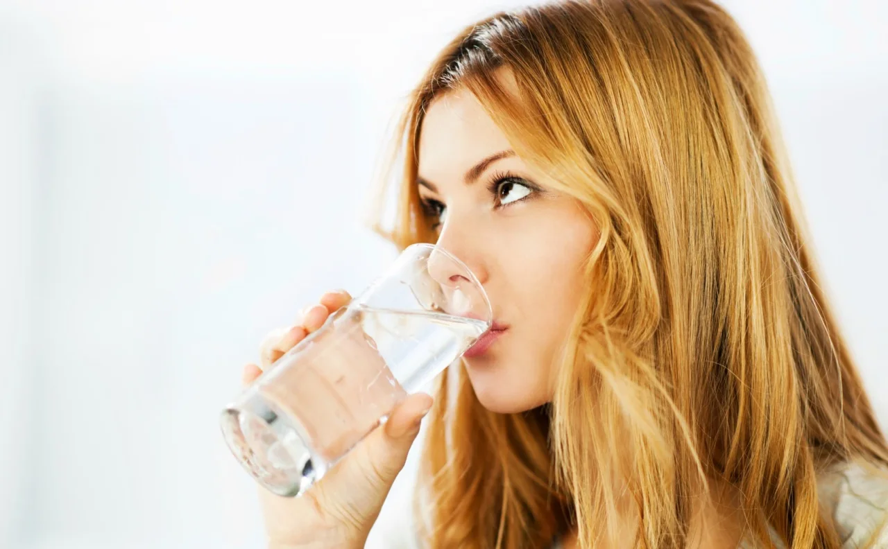 Pensi di bere abbastanza acqua? Ecco cosa succede davvero al tuo corpo se non lo fai